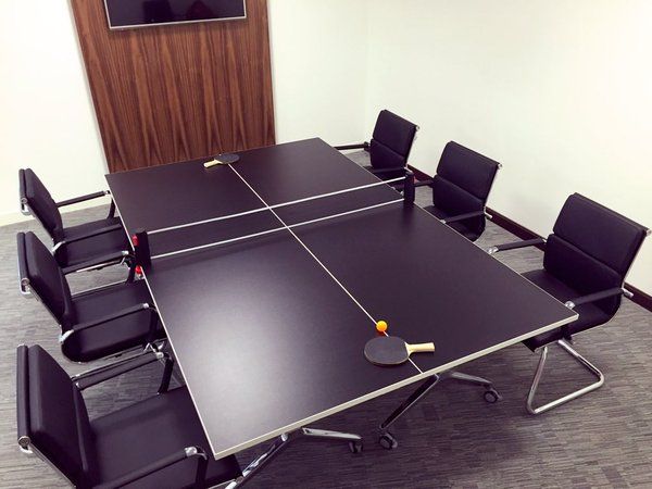 5 arsyet përse vendi juaj i punës ka nevojë për një tavolinë pingpongu