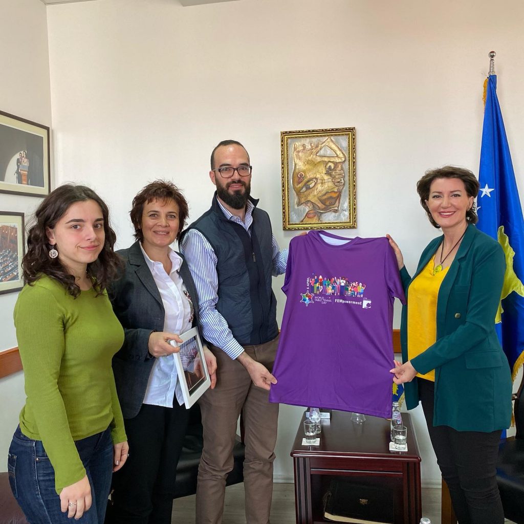 Presidentja Jahjaga pret në takim përfaqësuesit e klubeve Priping dhe Prishtina Femrat
