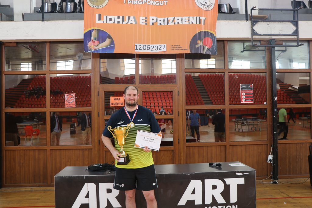 Chris Doran sjell trofeun e Lidhjës së Prizrenit në Prishtinë.