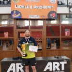 Chris Doran sjell trofeun e Lidhjës së Prizrenit në Prishtinë.